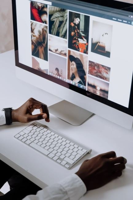 browsing-pexels-on-an-imac