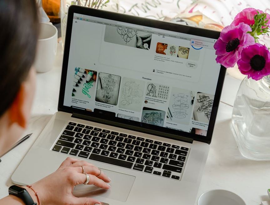 person-using-macbook-pro-on-table