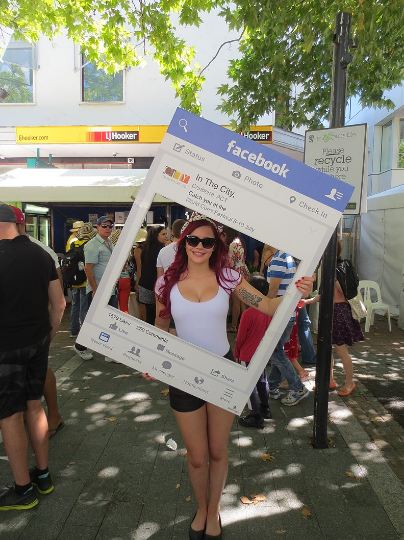 Facebook_advertising